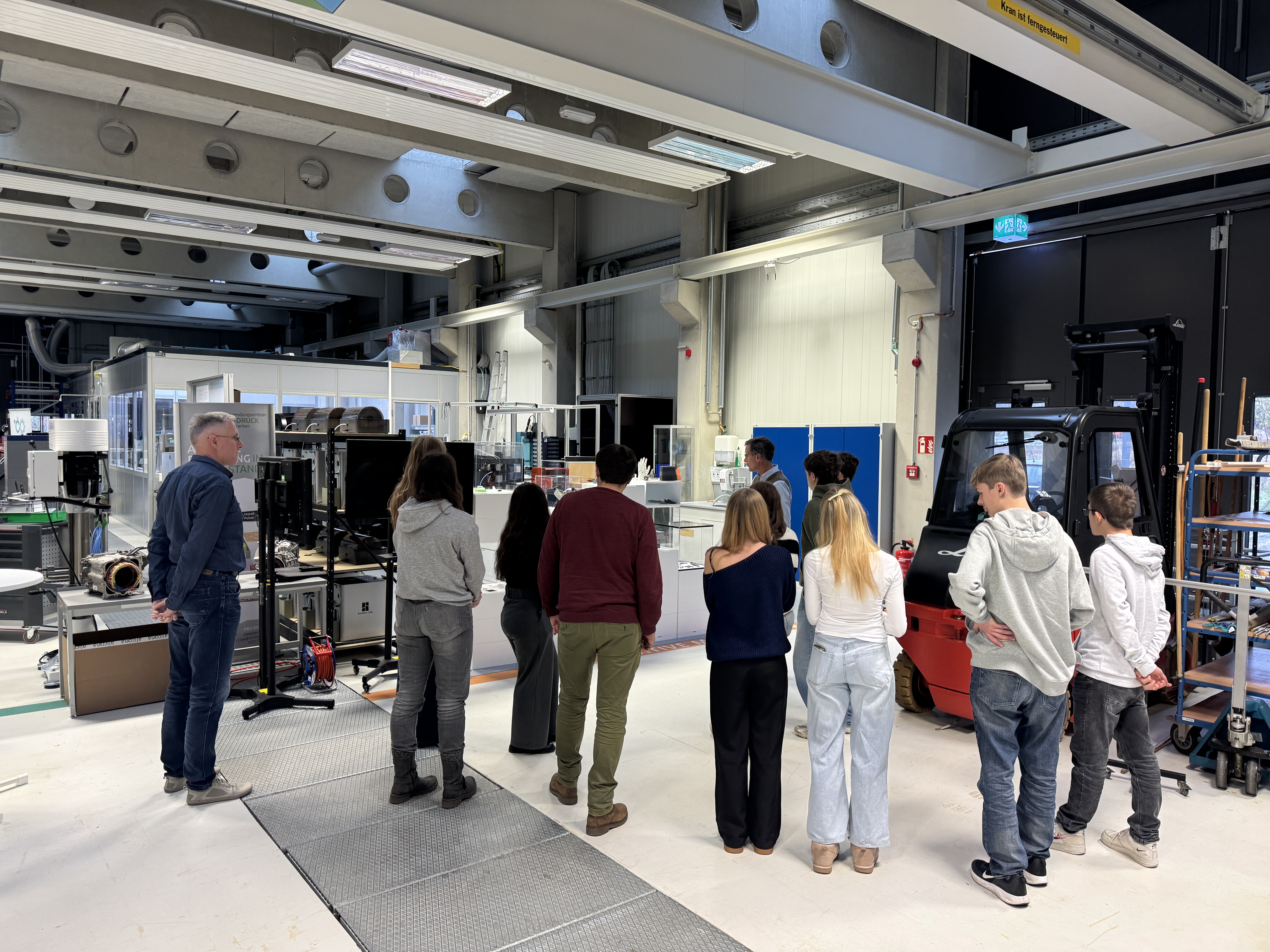 Prof. Doepper with pupils in LUP production hall